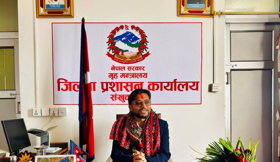 प्रमुख जिल्ला अधिकारी श्री डा. डिजन भट्टराईज्यू कार्यालयमा हाजिर भई कार्य सुरुवात गर्नुहुँदै। (२०८३/०५/०२)
