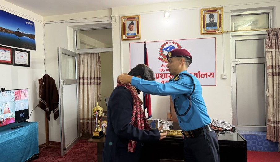 प्रमुख जिल्ला अधिकारी श्री  डा. डिजन भट्टराईज्यूलाई जिल्ला सुरक्षा समितिको अध्यक्षको रुपमा स्वागत  गरिदैं। (२०८३/०५/०३)
