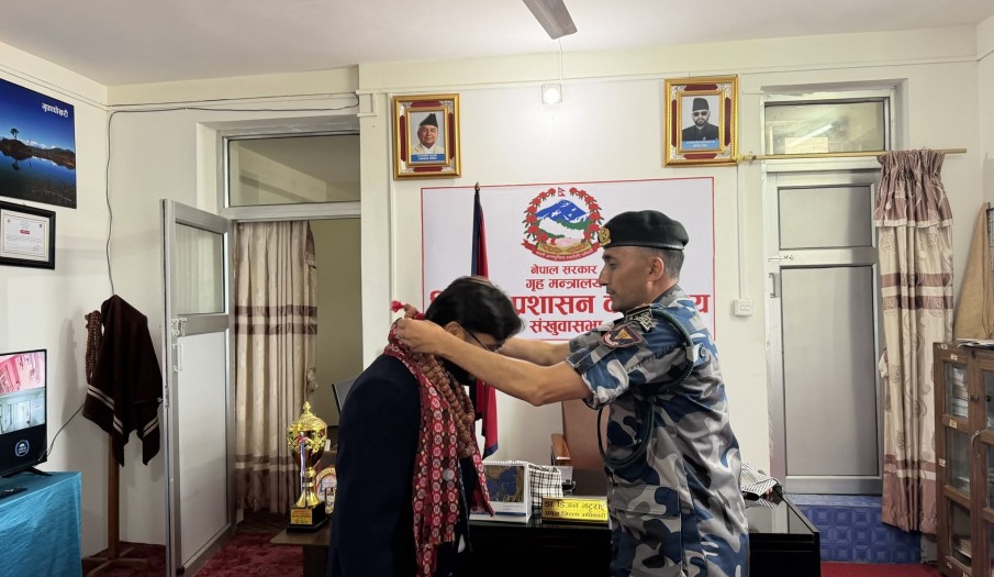 प्रमुख जिल्ला अधिकारी श्री  डा. डिजन भट्टराईज्यूलाई जिल्ला सुरक्षा समितिको अध्यक्षको रुपमा स्वागत  गरिदैं। (२०८३/०५/०३)