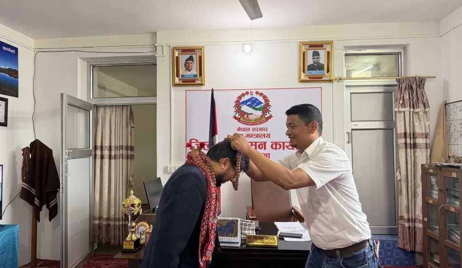 प्रमुख जिल्ला अधिकारी श्री  डा. डिजन भट्टराईज्यूलाई जिल्ला सुरक्षा समितिको अध्यक्षको रुपमा स्वागत  गरिदैं। (२०८३/०५/०३)