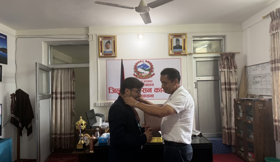 प्रमुख जिल्ला अधिकारी श्री  डा. डिजन भट्टराईज्यूलाई जिल्ला सुरक्षा समितिको अध्यक्षको रुपमा स्वागत  गरिदैं। (२०८३/०५/०३)