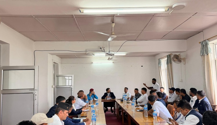 प्रमुख जिल्ला अधिकारी श्री डा. डिजन भट्टराईज्यूको अध्यक्षतामा जिल्लास्थित कार्यालय प्रमुख बैठक  सम्पन्न (मिति २०८३/०६/०५)