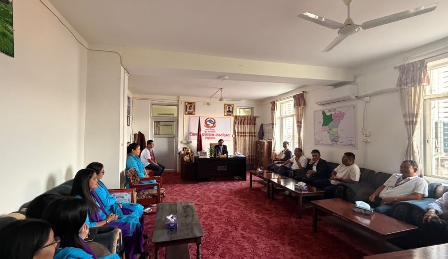प्रमुख जिल्ला अधिकारी श्री डा. डिजन भट्टराईज्यूको अध्यक्षतामा नियमित कर्मचारी बैठक सम्पन्न।